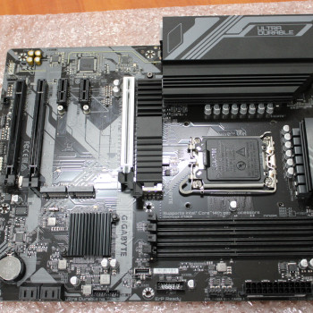 SALE OUT. | Gigabyte Z790 D | Procesoru saime Intel | Procesora ligzda LGA1700 | DDR5 | Atbalstītie cietā diska interfeisi SATA, M.2 | SATA savienotāju skaits 6 | BEZ ROKASGRĀMATĀM UN PIEDERUMIEM, IETVERTS TIKAI AIZSARGPLĀKSNE.
