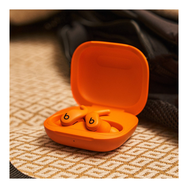 Beats Powerbeats Fit - bezvadu austiņas treniņiem ar trokšņu slāpēšanu un drošu uzvilkšanu - Spark Orange | Beats