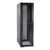APC NetShelter SX 42U serveru skapja korpuss 600 mm x 1070 mm ar sāniem, melns | Schneider Electric